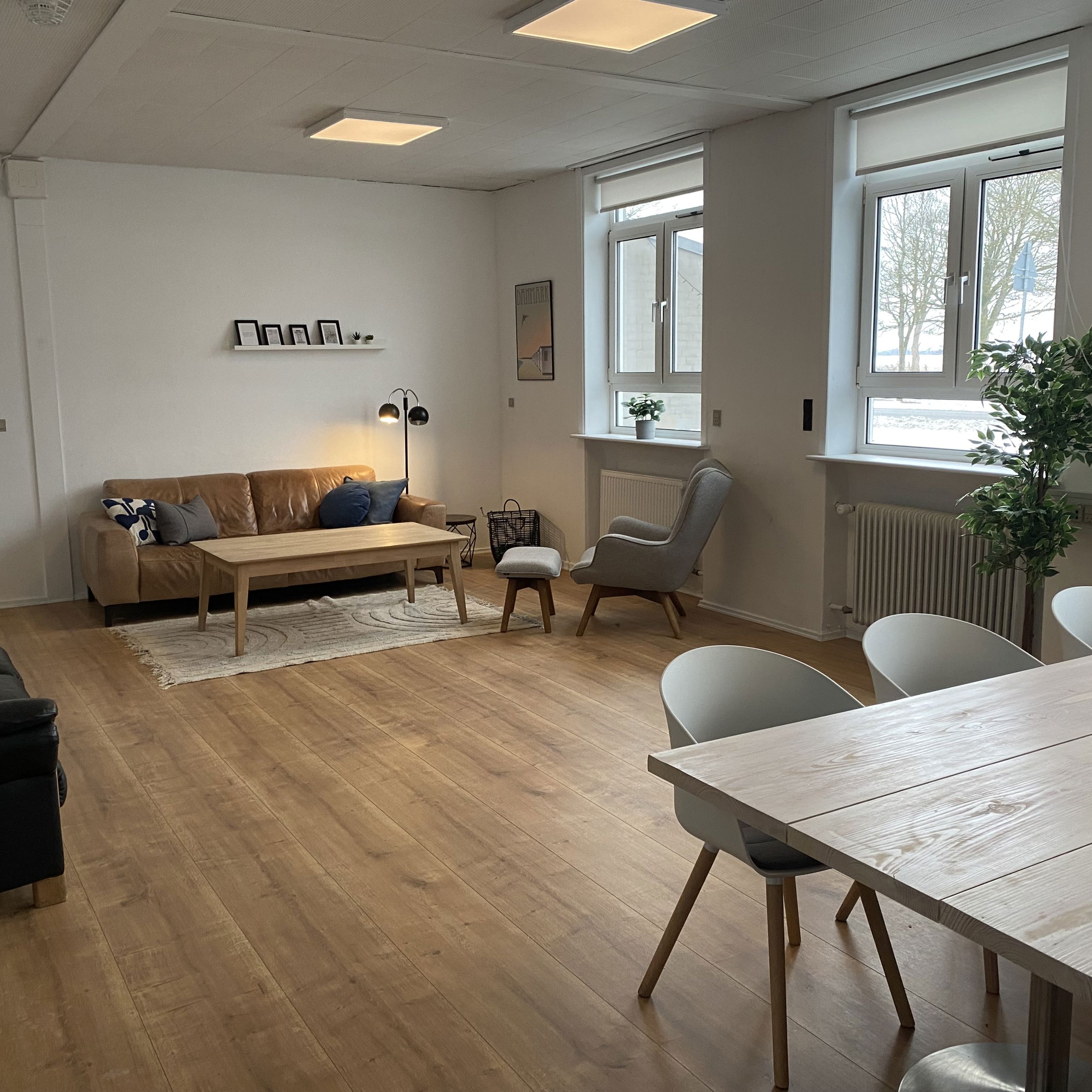 Hyggelig stue med sofaer og lænestole