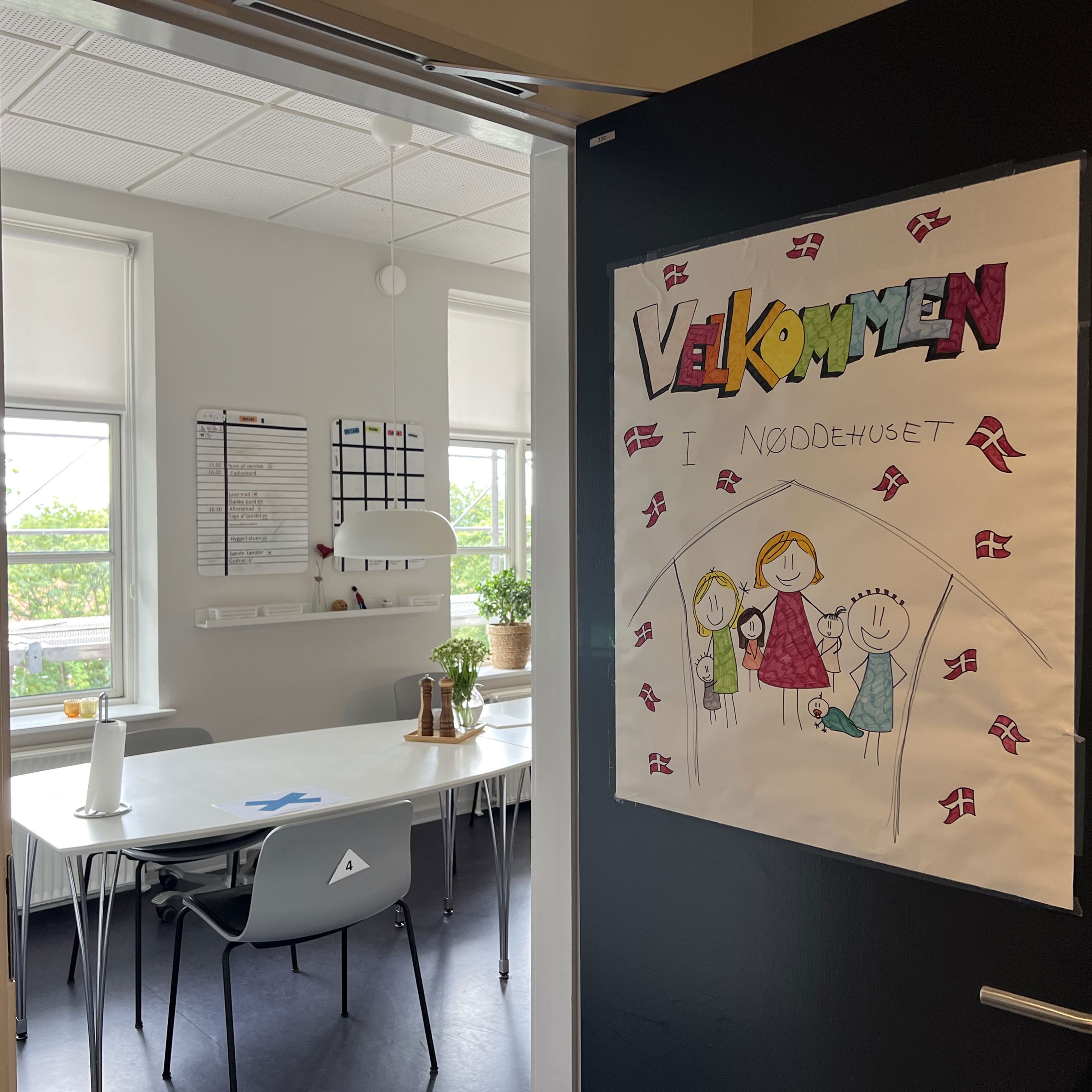 Nøddehuset - fællesrum med spisebord og stole
