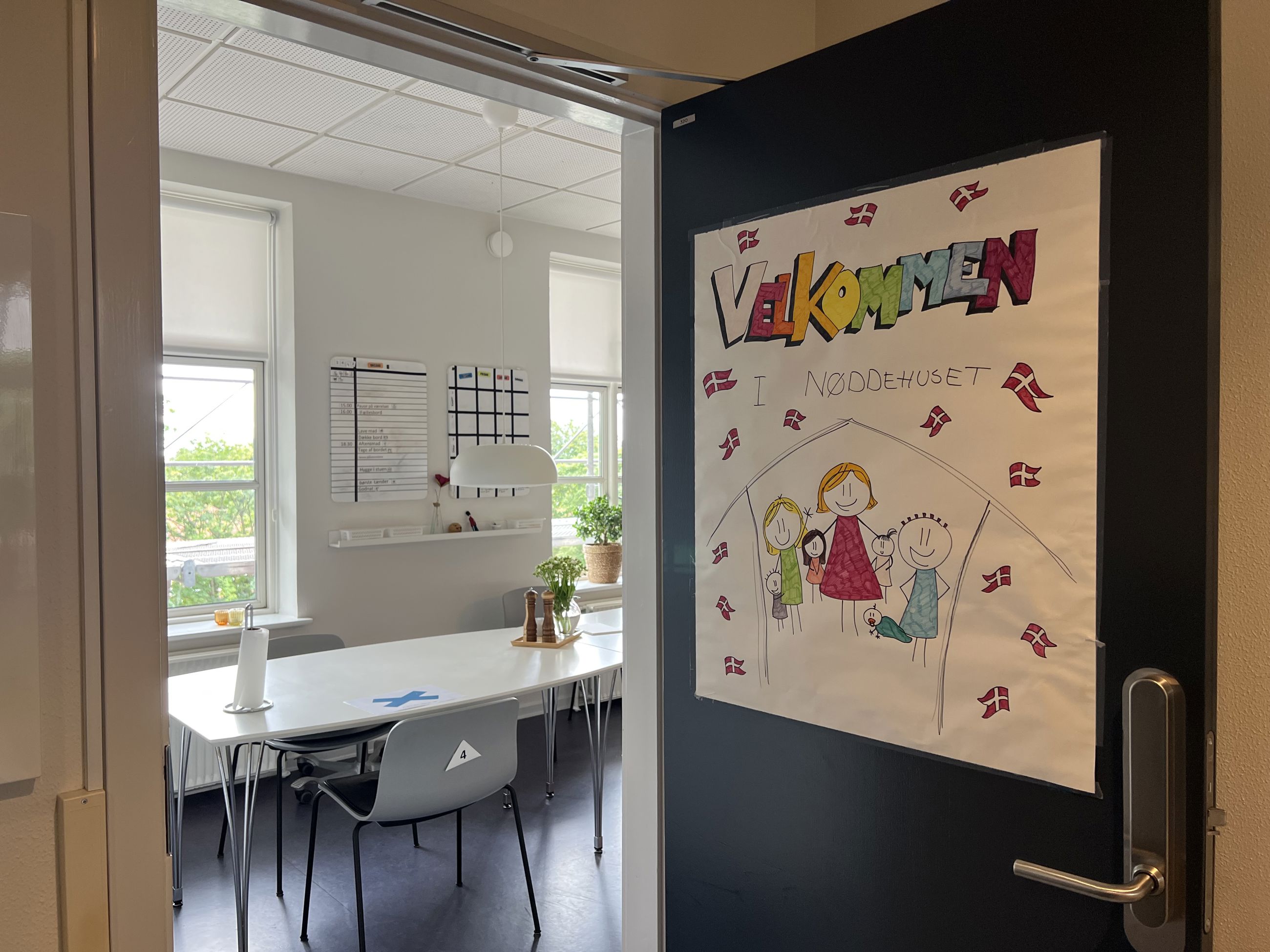 Nøddehuset - fællesrum med spisebord og stole