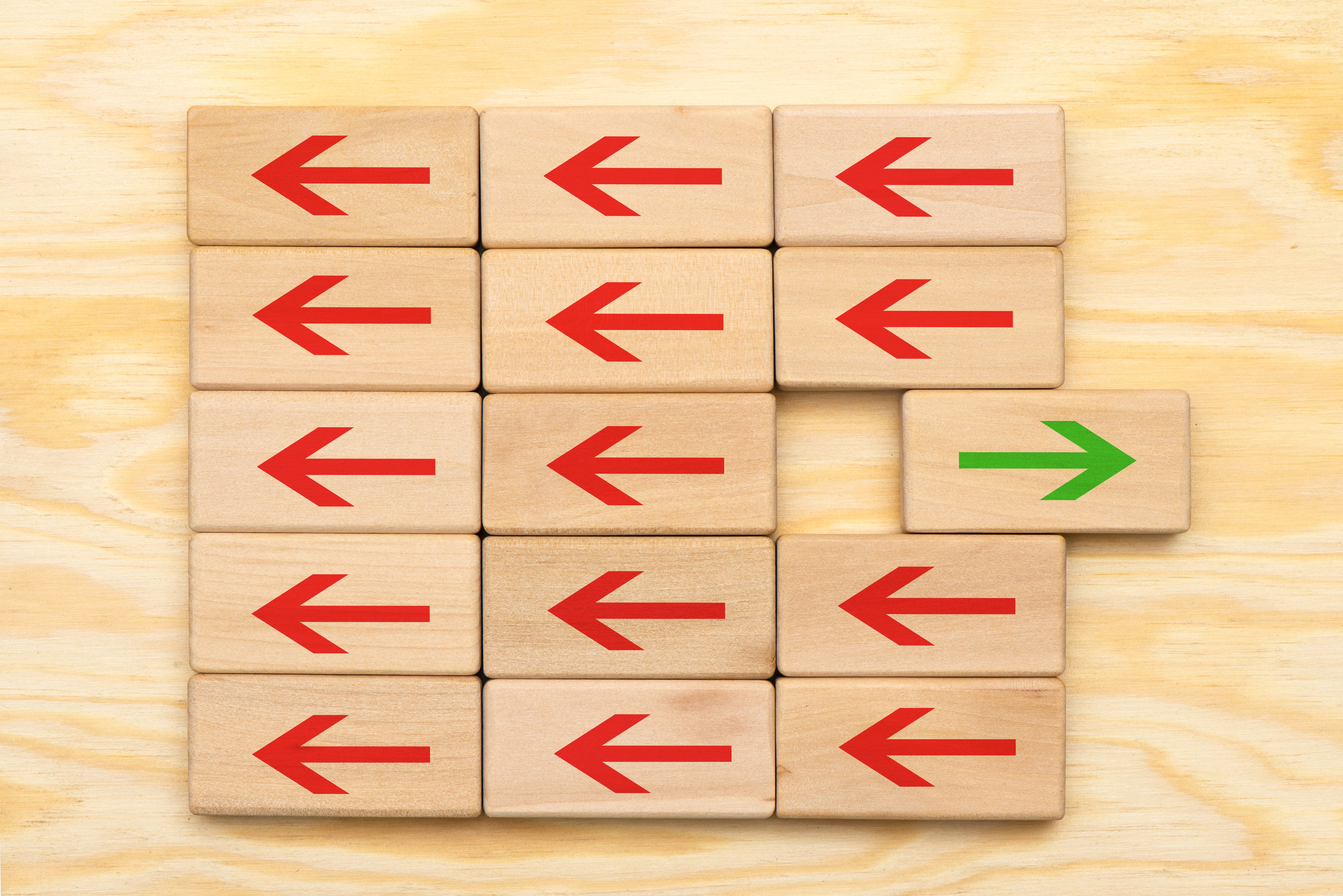 Træbrikker med røde og grønne pile