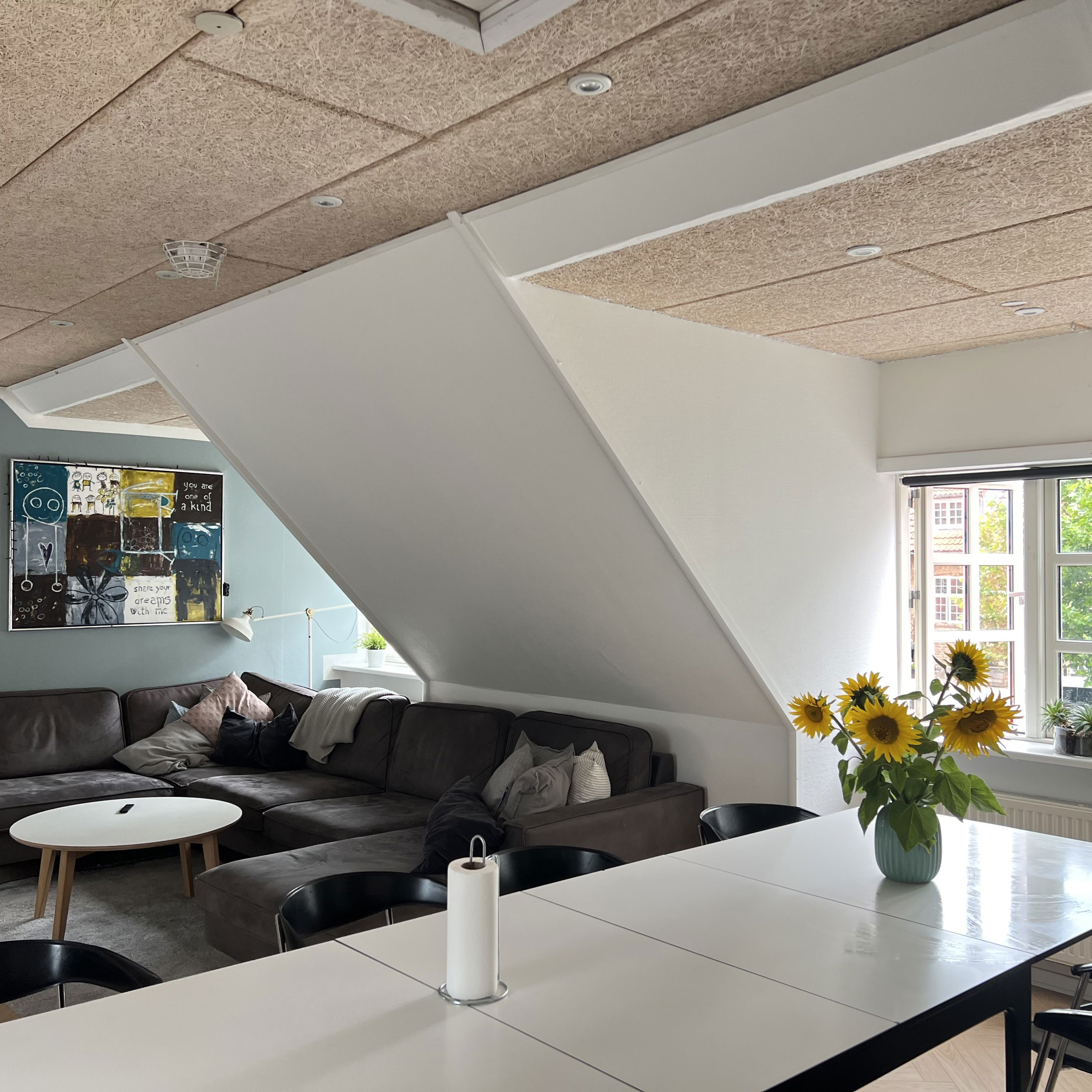 Bøgen Fællesrum med hjørnesofa og spisebord