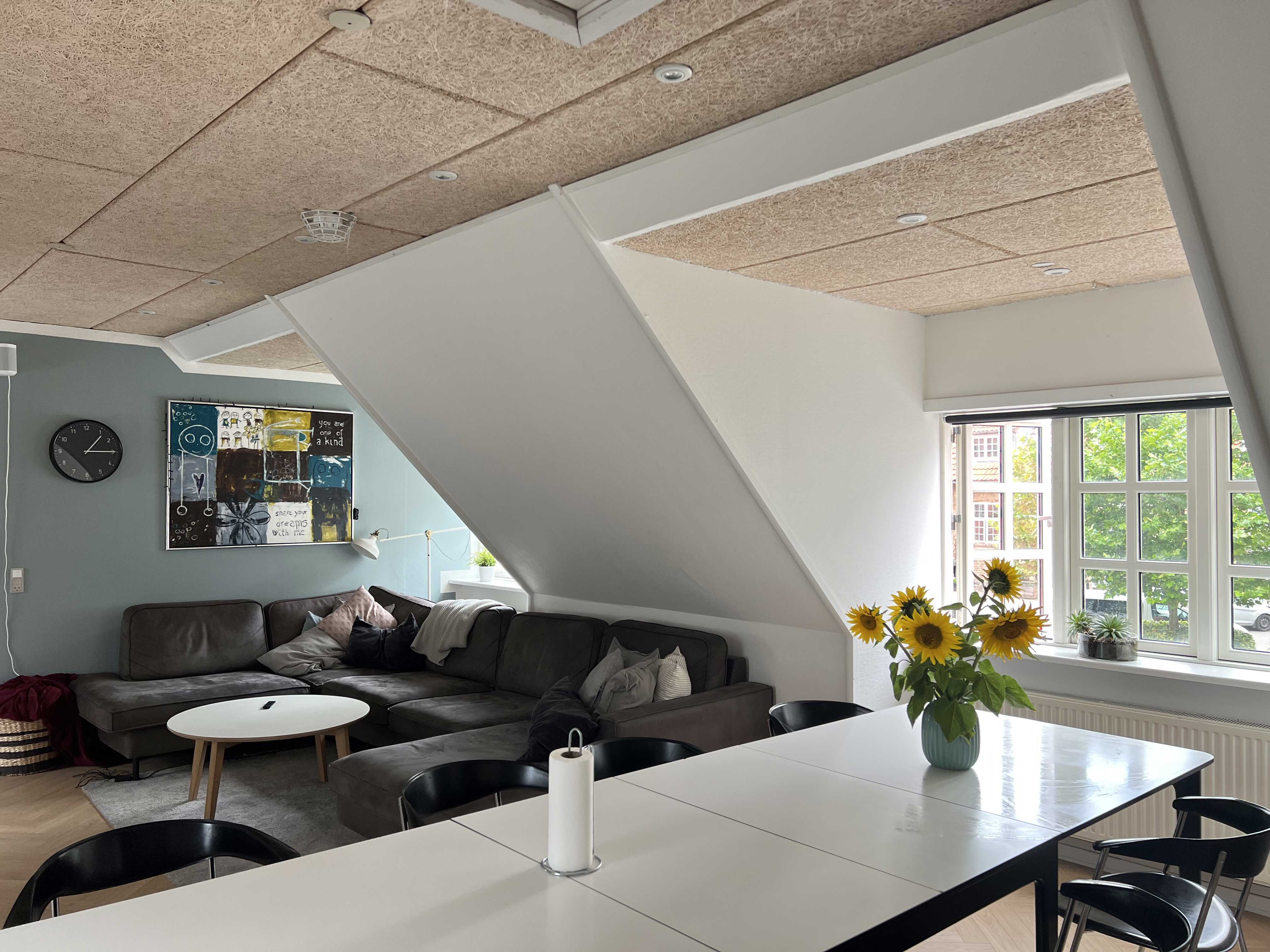 Bøgen Fællesrum med hjørnesofa og spisebord