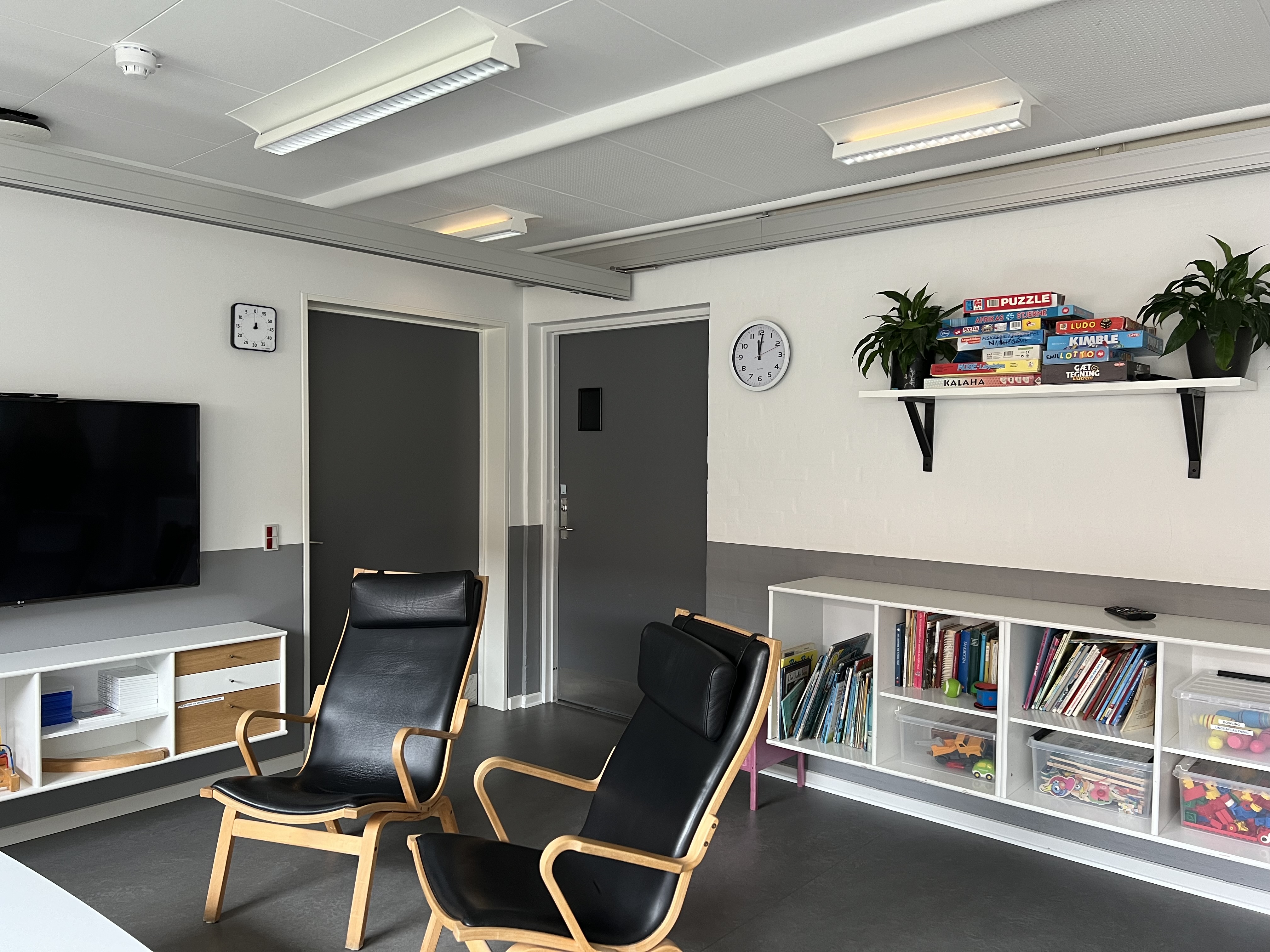 Danahus - opholdsstue med tv, stole og reoler