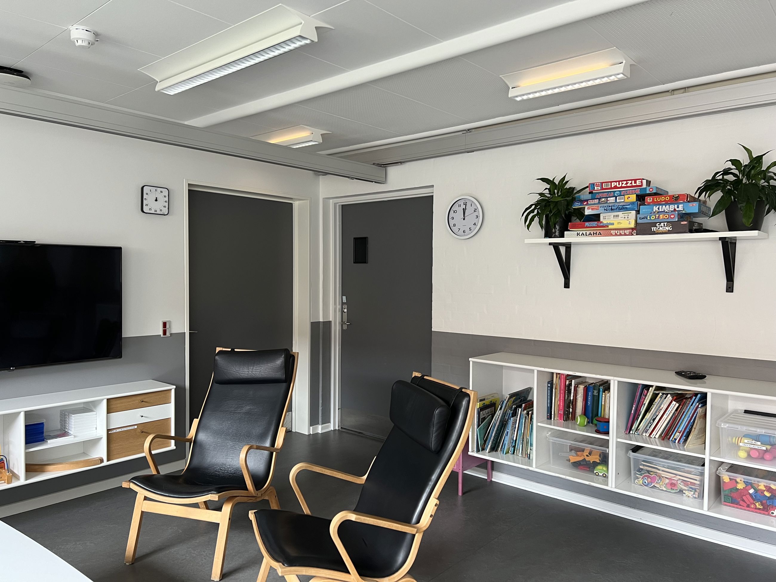 Danahus - opholdsstue med tv, stole og reoler