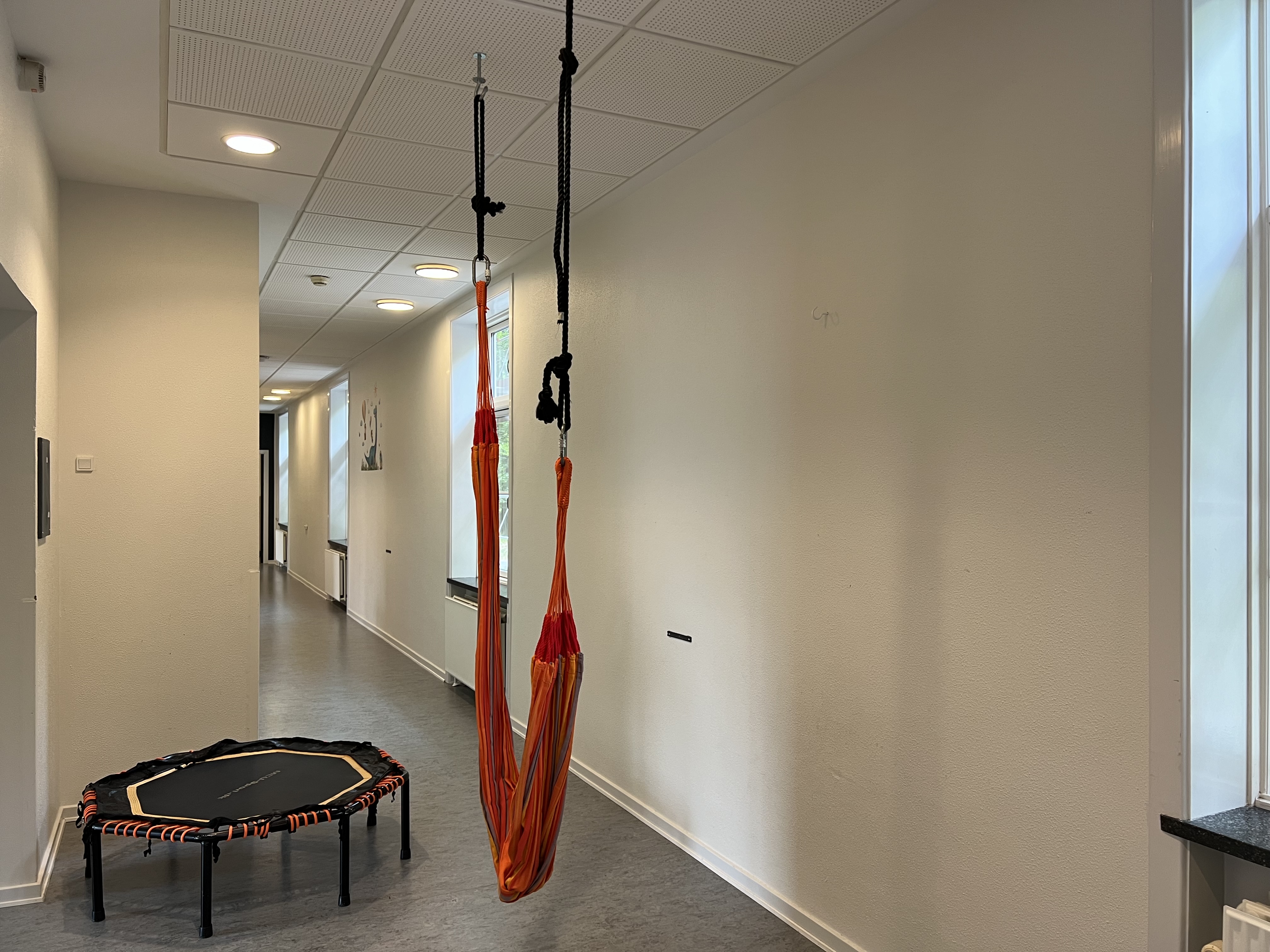 Nøddeshuset - aktivitetsrum med trampolin og hængekøje
