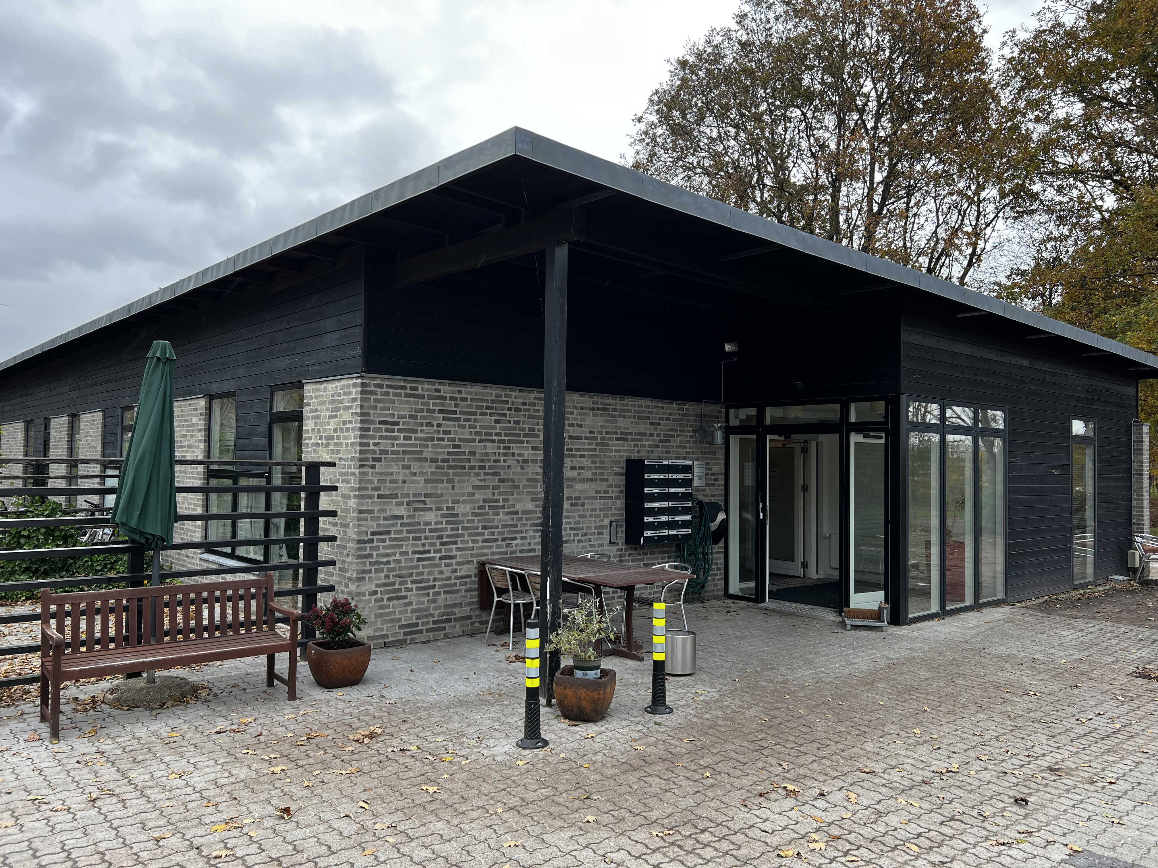 Gråt hus med havemøbler udenfor