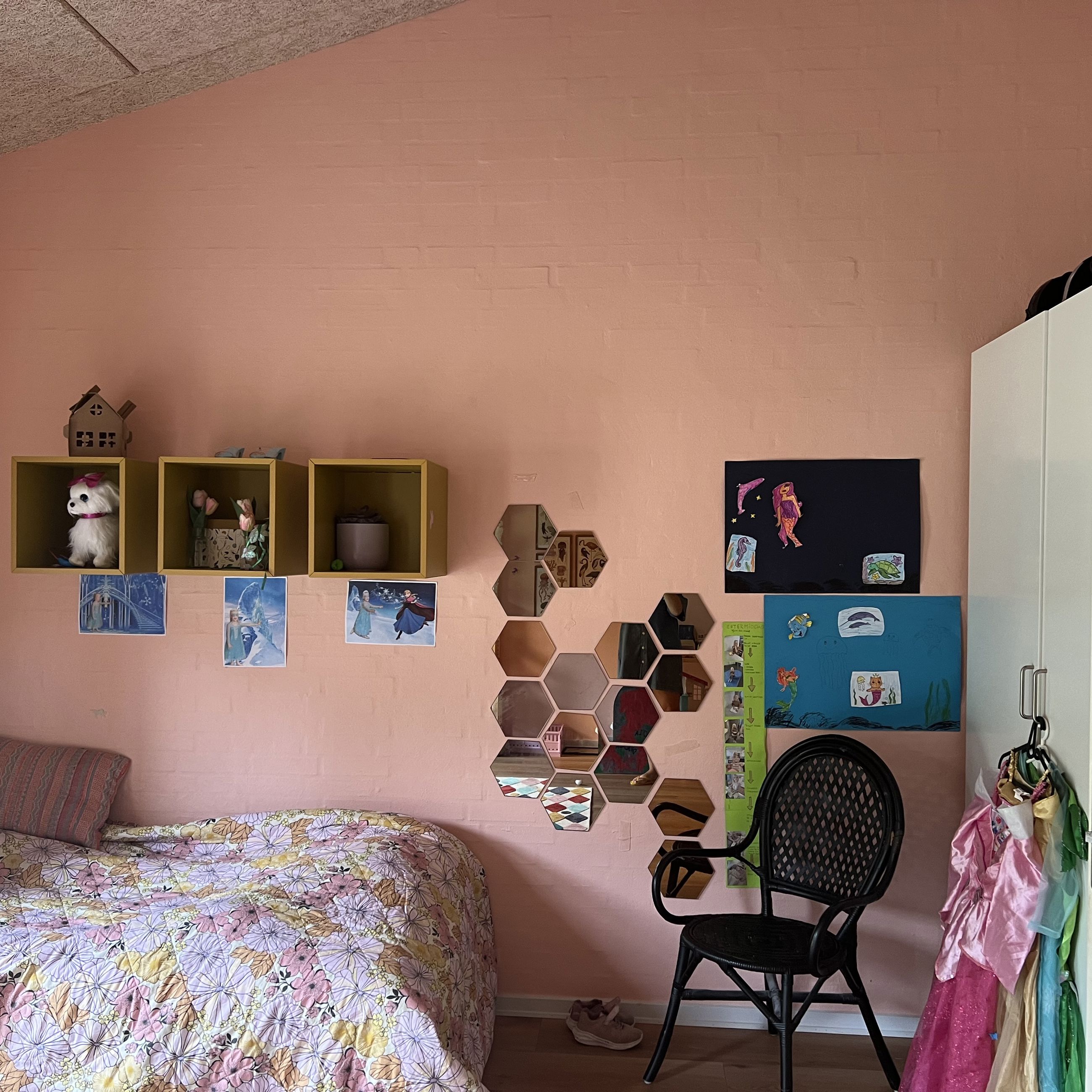 Vokseværket Værelse med seng, stol og bogkasser på væggen