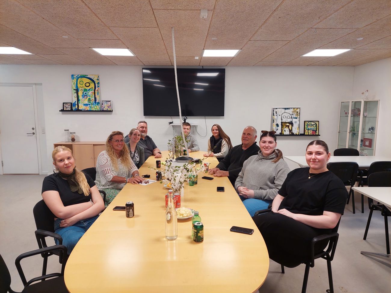 En gruppe der sidder sammen