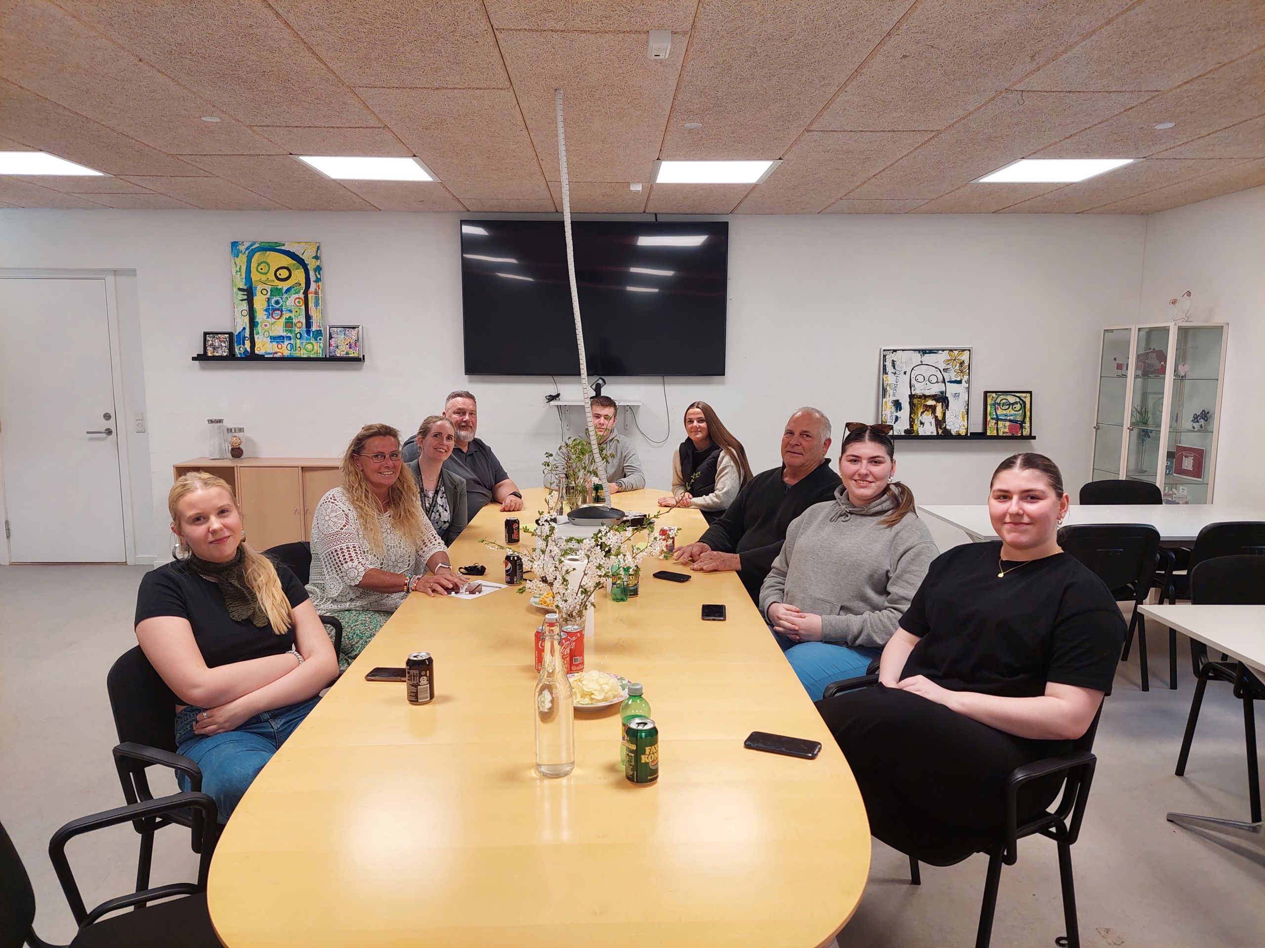 En gruppe der sidder sammen