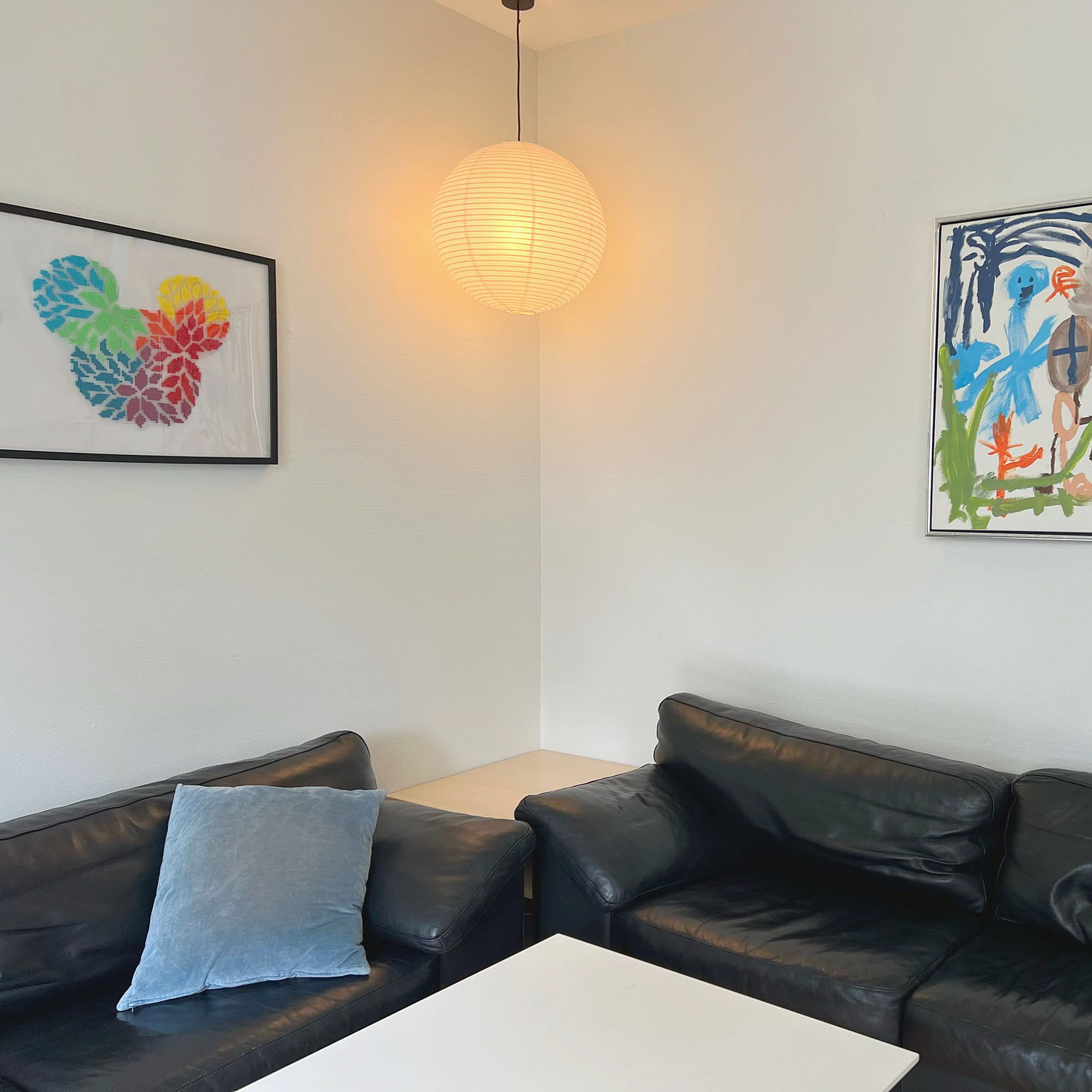 Nøddehuset - sort sofagruppe i opholdsstue