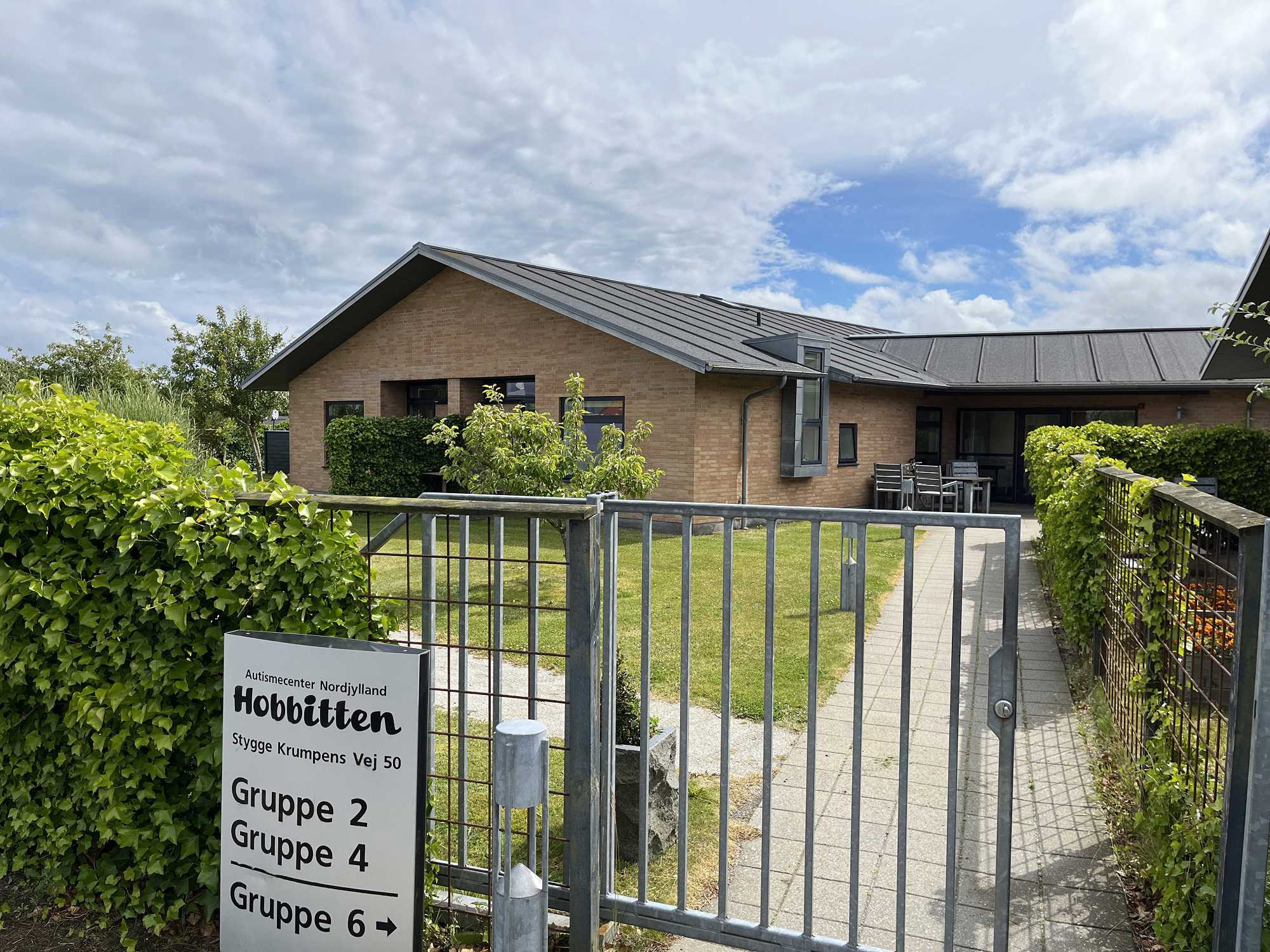 Hobbitten med låge foran