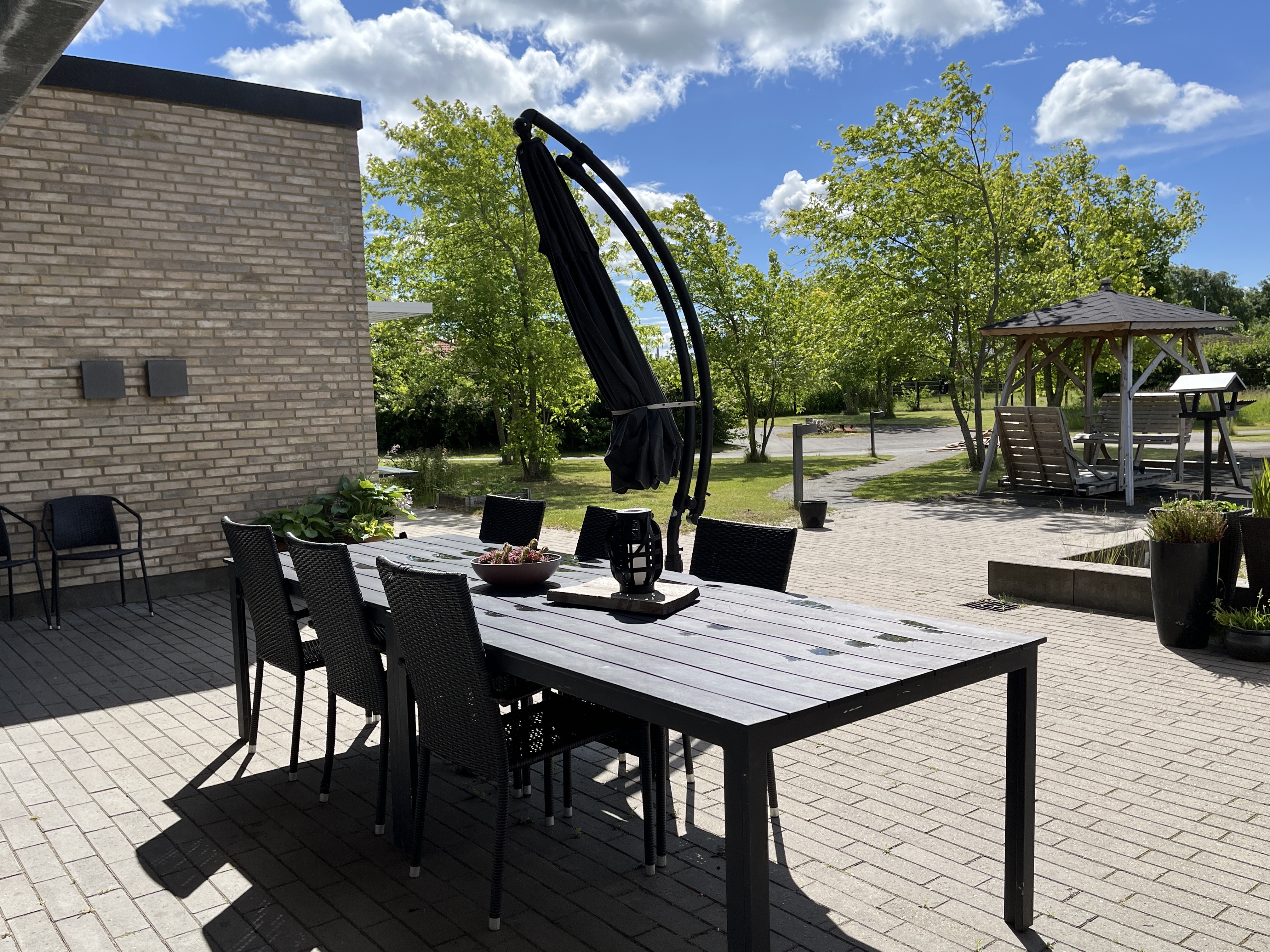 Terasse Med Parasol, Bord Og Udemiljø Høj Sol