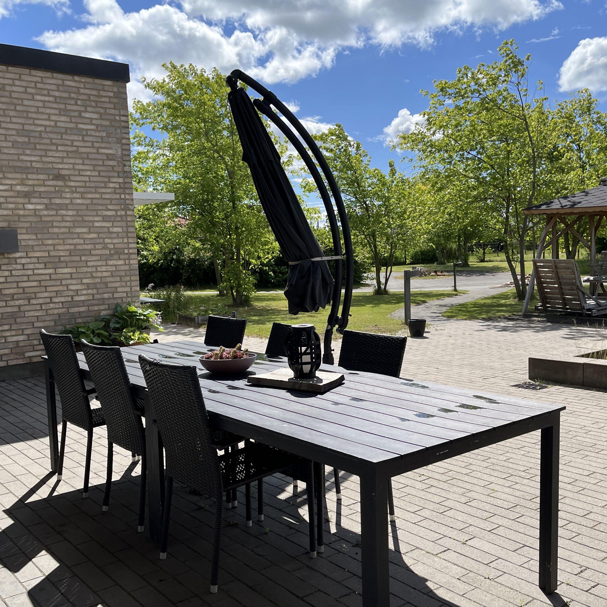 Terasse Med Parasol, Bord Og Udemiljø Høj Sol